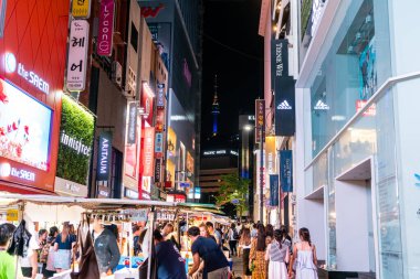 Seul, Güney Kore - 30 Haziran 2018: Myeongdong 'da kalabalık bir gece pazarı, Güney Kore' nin Seul kentindeki yerel ve turistler için en popüler alışveriş bölgesi..