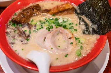 Lezzetli kakuni tonkotsu ramenini kapat.