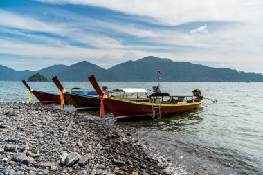 Koh Hin Ngam, Tarutao Ulusal Parkı, Tayland 'da turist kuyruklu güzel bir plaj..