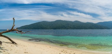 Tayland 'ın güneyindeki Ra Wi Adası' nda sakin beyaz kum (Sai Khao) plajı.