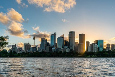 Gün batımında güzel Sydney gökyüzü çizgisi, NSW, Avustralya.