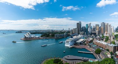 Sydney limanı ve Sydney şehir merkezinin panorama manzarası. Güzel bir öğleden sonra, Sydney, Avustralya 'da opera binası var..
