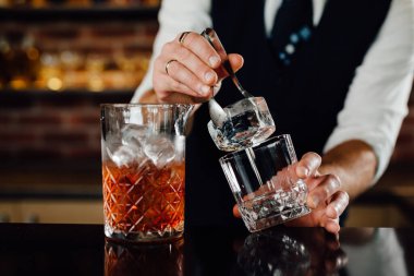 Barmenin cama buz eklemesine yakın.