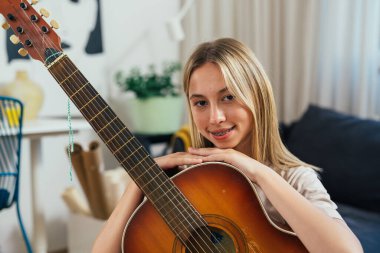 z nesli kadın akustik gitarla poz veriyor