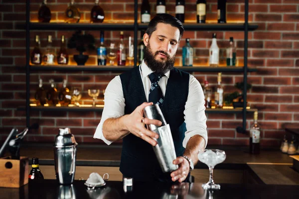 Barmen Karıştırıcı Kullanarak Kokteyl Hazırlıyor — Stok fotoğraf