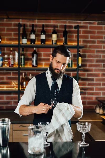 Barman Limpia Los Vasos —  Fotos de Stock
