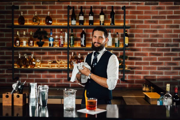 Barman Wyciera Szklanki — Zdjęcie stockowe