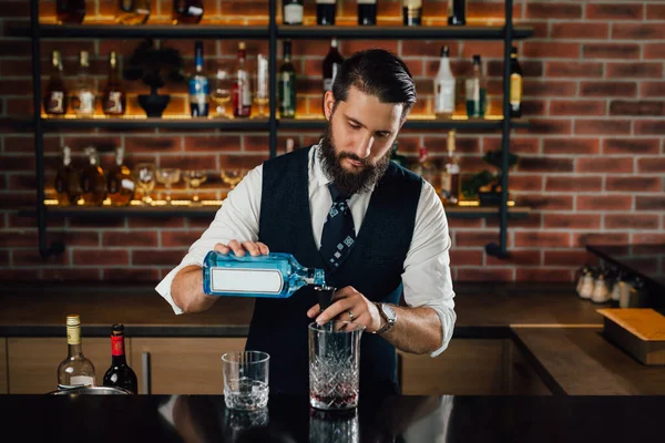 Barman Připravuje Koktejly Baru — Stock fotografie