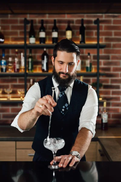 Barman Przygotowuje Koktajl Barze — Zdjęcie stockowe