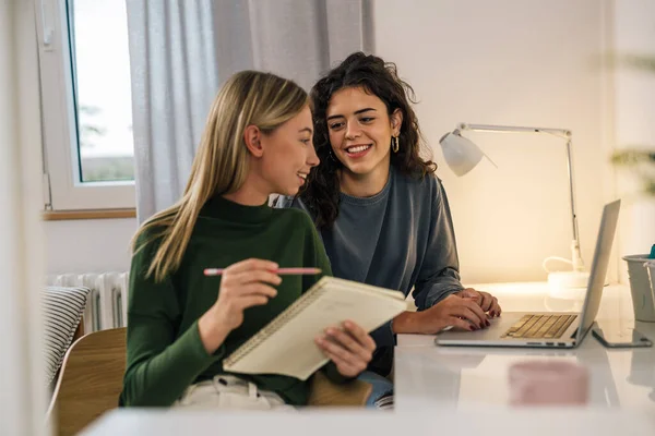 College Studenten Vrouwelijke Vrienden Met Behulp Van Laptop Kamer — Stockfoto