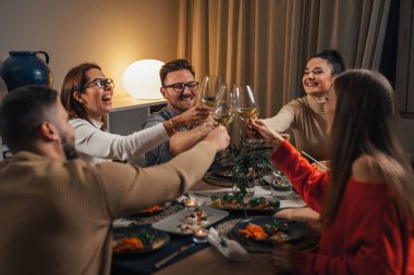 Yakın arkadaşlar ev yemeği partisinde tost yapıyorlar.