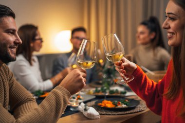 Yakın arkadaşlar ev yemeği partisinde tost yapıyorlar.