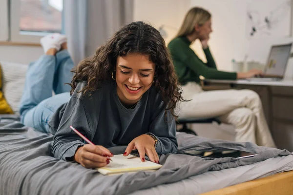 Lächelnde Teenagerin Erledigt Hausarbeit Schlafsaal — Stockfoto