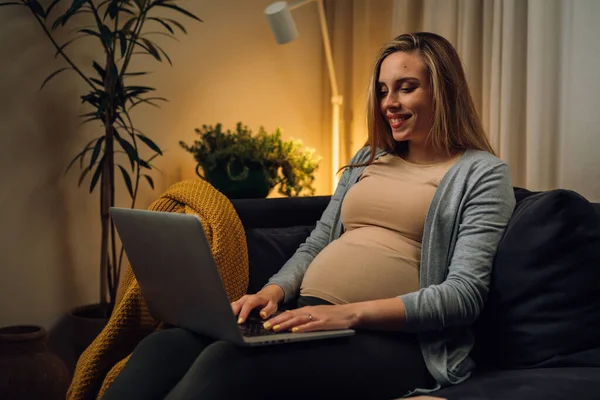 Pregnant Woman Using Laptop Computer While Sits Sofa Her Living — Stock Photo, Image