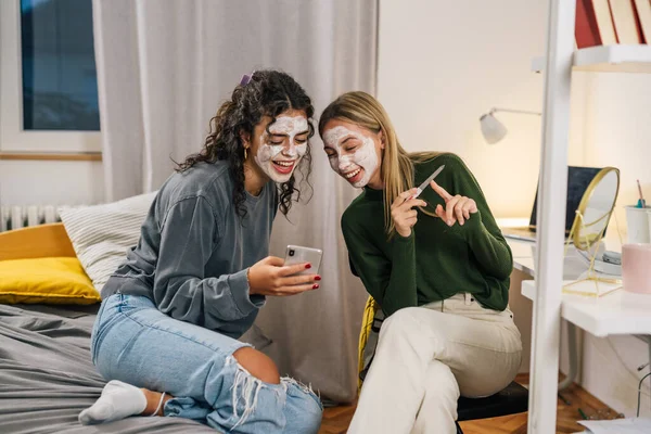 Przyjaciele Kobiet Maską Krem Kosmetyczny Twarz Korzystających Czas Spędzony Razem — Zdjęcie stockowe