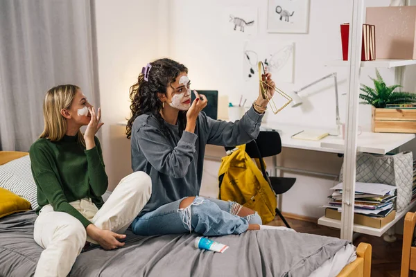 Teenager Freunde Anwendung Kosmetischer Creme Auf Gesicht Wohnheim Zimmer — Stockfoto