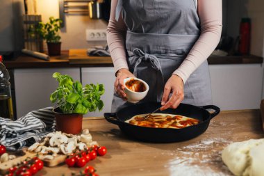 Kadının yanına ketçap koy. Ev yapımı pizza.
