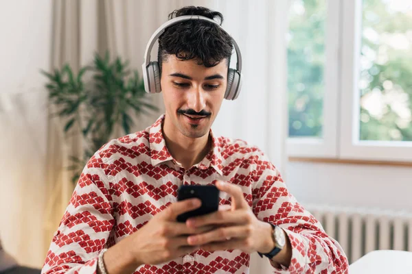 Bıyıklı Kulaklıklı Cep Telefonu Kullanan Avrupalı Genç Bir Adam — Stok fotoğraf