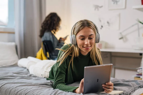 Teenager Kaukasierin Mit Kopfhörer Mit Digitalem Tablet Während Sie Schlafsaal — Stockfoto