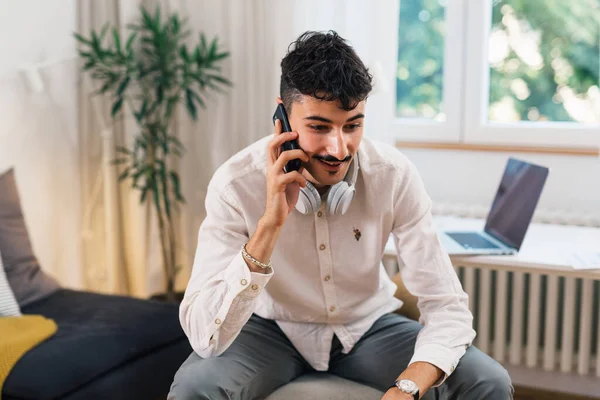 Молодий Дорослий Чоловік Розмовляє Мобільному Телефоні Своєму Домашньому Офісі — стокове фото