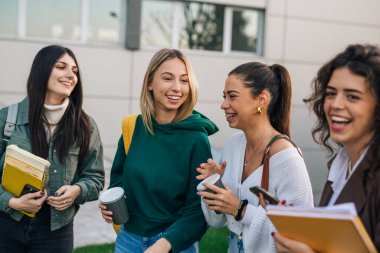 Dört kız dışarıda eğleniyor.