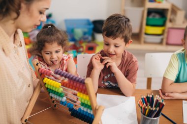 Çocuklar anaokulunda saymayı öğrenirler.