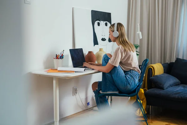 Junges Mädchen Sitzt Hause Und Arbeitet Ihrem Laptop — Stockfoto