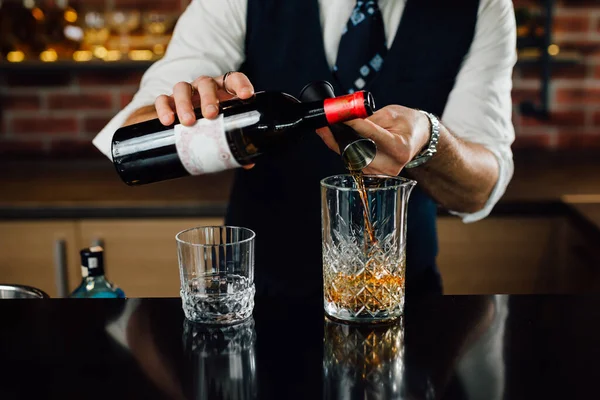 Vista Bartender Fazendo Coquetel Alcoólico — Fotografia de Stock