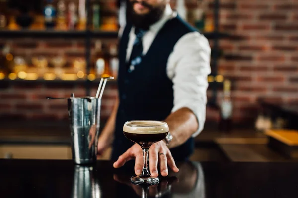 Barman Serwuje Gotowy Czarny Koktajl — Zdjęcie stockowe