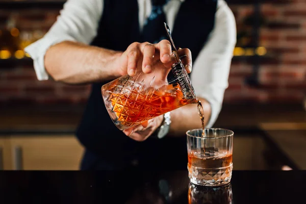 Barmen Bardağa Bir Kokteyl Doldurur — Stok fotoğraf