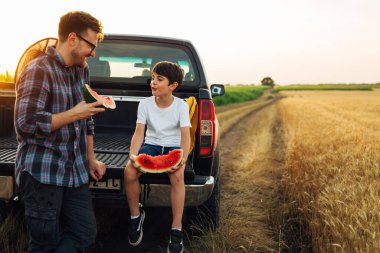 Aile eğlence zamanı sahada