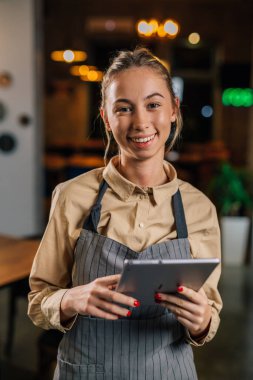 Garson, iş yerindeki rezervasyonları kontrol ediyor.