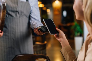 Cep telefonuyla faturayı ödemeden.