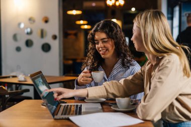 İki avukat bir kafede iş konuşuyorlar.