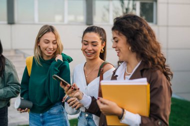 Arkadaşlar telefona bakıyor.