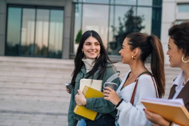 Kampüste takılan üç arkadaş.