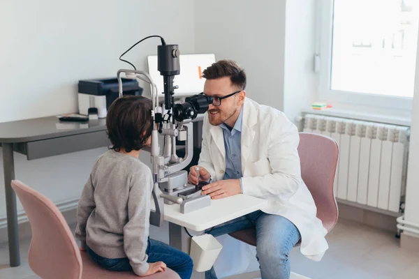 Rapaz Veio Médico Para Fazer Exame Ocular — Fotografia de Stock