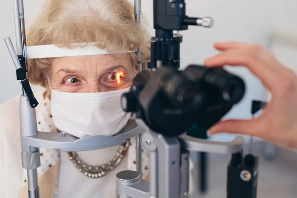 Stará Žena Dívá Optický Přístroj — Stock fotografie