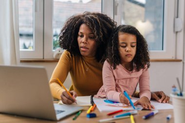 Karışık ırk anne ve kızı bir araya geliyor.