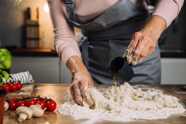 Eller hamur karışımına yağ ekler