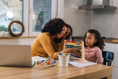 Bitkin bir annenin kızına sayı saymayı öğretmesi zaman alır.