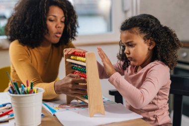 Genç kız saymayı annesinin yardımıyla öğreniyor.