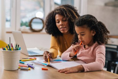 Kızımla evde çizim yapıyorum.