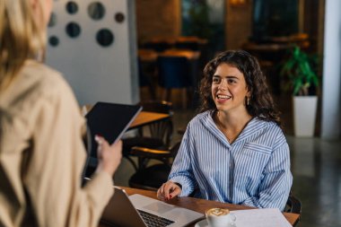 İş kadını faturayı istiyor.