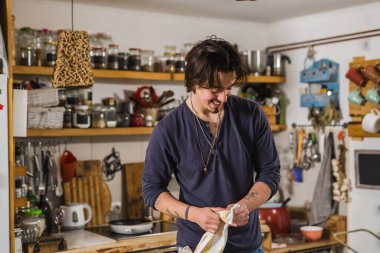 Yakışıklı delikanlı mutfakta