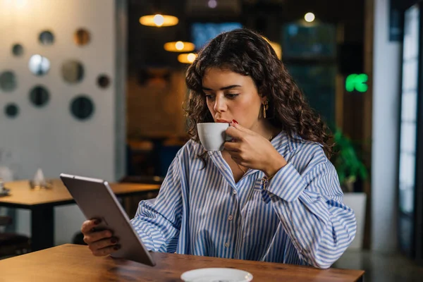 Junge Geschäftsfrau Auf Kaffeepause — Stockfoto