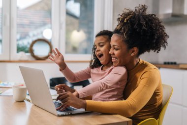 Kız çocuğu anneye işinde yardım ediyor.