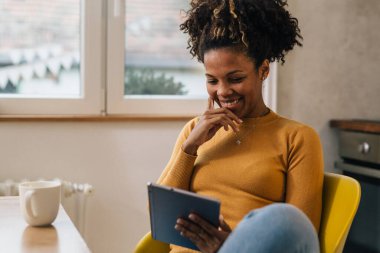 Kadın internette komik bir şey okuyor.