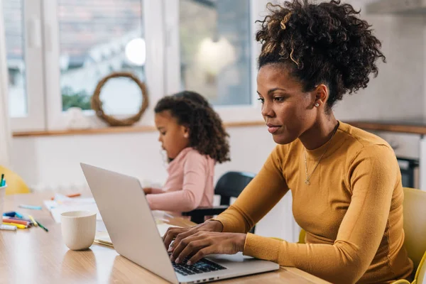 Annem bilgisayarla evden çalışıyor.