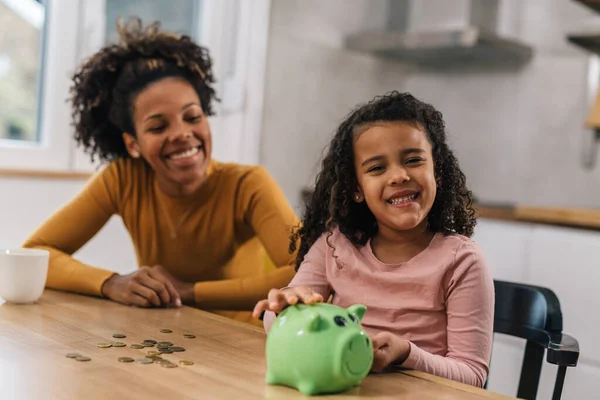 It\'s fun for daughter to keep money in a piggy bank